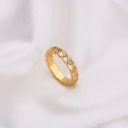 Crisscross Lattice Ring Set